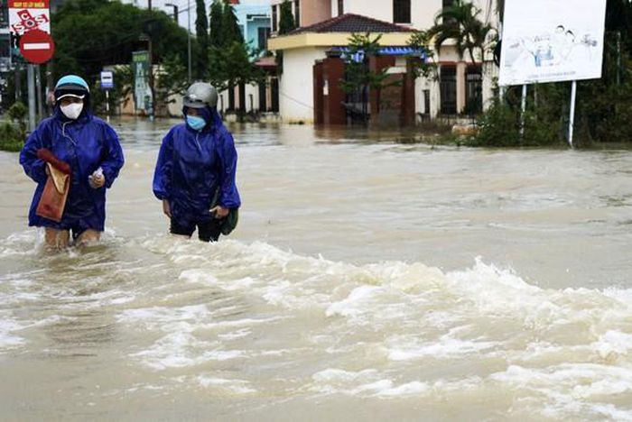 Mưa lớn kéo dài, gần 60.000 ngôi nhà ở miền Trung ngập sâu trong nước