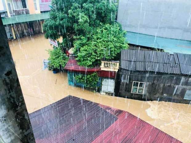 Mưa lớn kéo dài tại Hà Giang, đường phố biến thành sông, ô tô chìm nghỉm trong biển nước