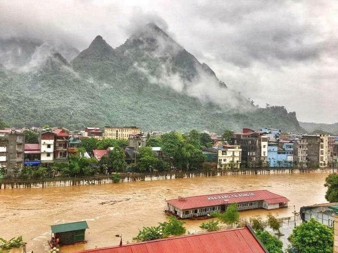 Mưa lớn kéo dài tại Hà Giang, đường phố biến thành sông, ô tô chìm nghỉm trong biển nước