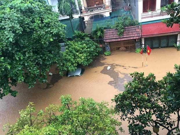 Mưa lớn kéo dài tại Hà Giang, đường phố biến thành sông, ô tô chìm nghỉm trong biển nước