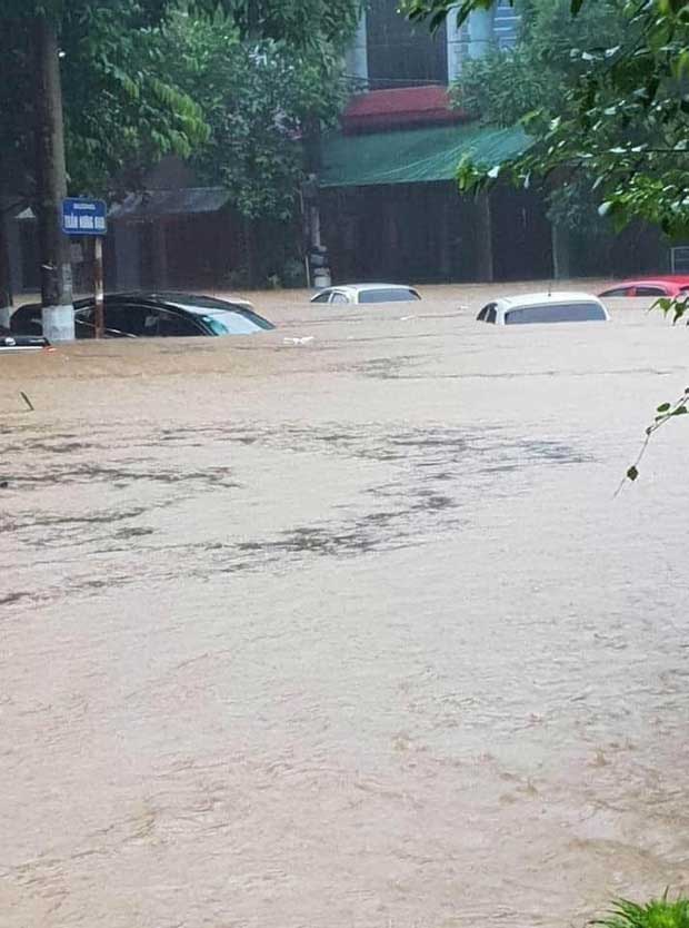 Mưa lớn kéo dài tại Hà Giang, đường phố biến thành sông, ô tô chìm nghỉm trong biển nước