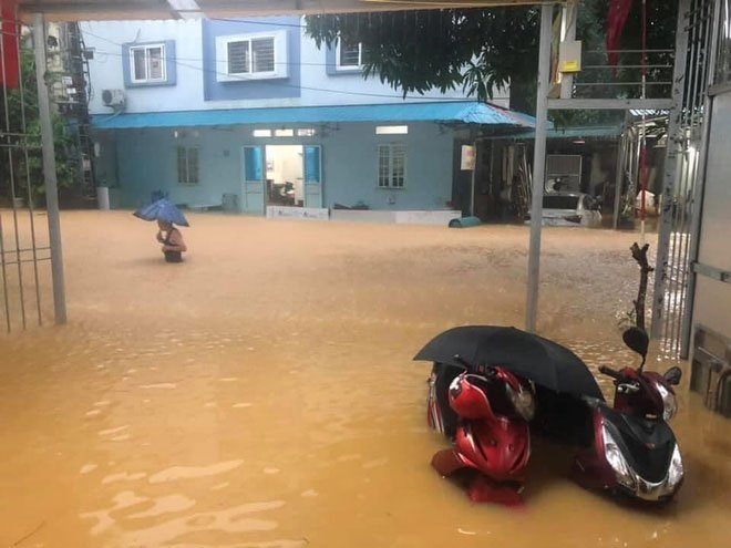 Mưa lớn kéo dài tại Hà Giang, đường phố biến thành sông, ô tô chìm nghỉm trong biển nước