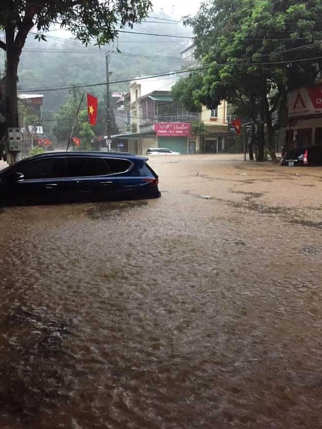 Mưa lớn kéo dài tại Hà Giang, đường phố biến thành sông, ô tô chìm nghỉm trong biển nước