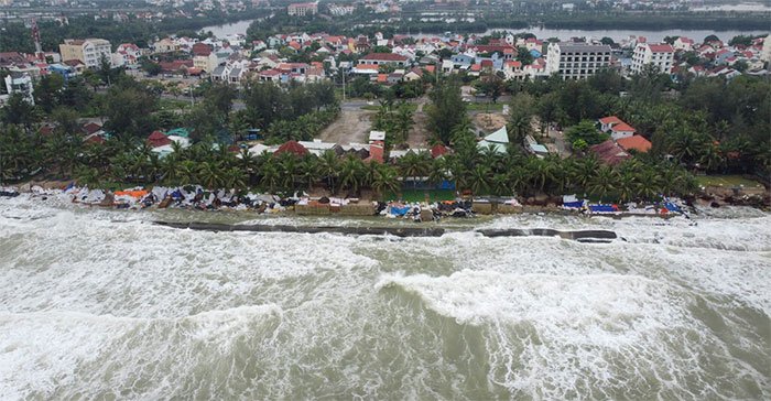 Mưa lớn và sóng mạnh khiến bờ biển Cửa Đại tan hoang