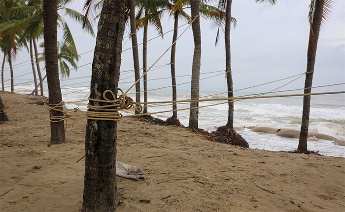 Mưa lớn và sóng mạnh khiến bờ biển Cửa Đại tan hoang