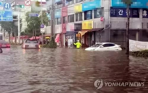 Mưa lũ lớn nhất trong 80 năm qua nhấn chìm Seoul