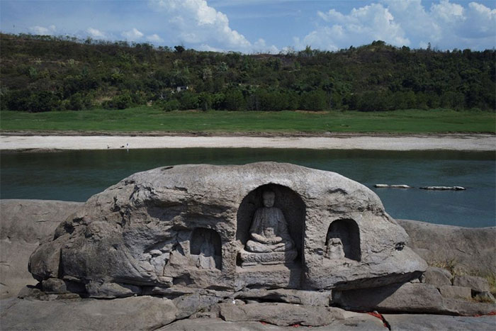 Mực nước sông Dương Tử xuống thấp, phát lộ 3 tượng Phật giáo 600 năm tuổi