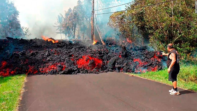 Muôn cách chặn dòng dung nham ngọn núi lửa ở Hawaii: Dùng cả máy bay ném bom lẫn niềm tin đều vô vọng