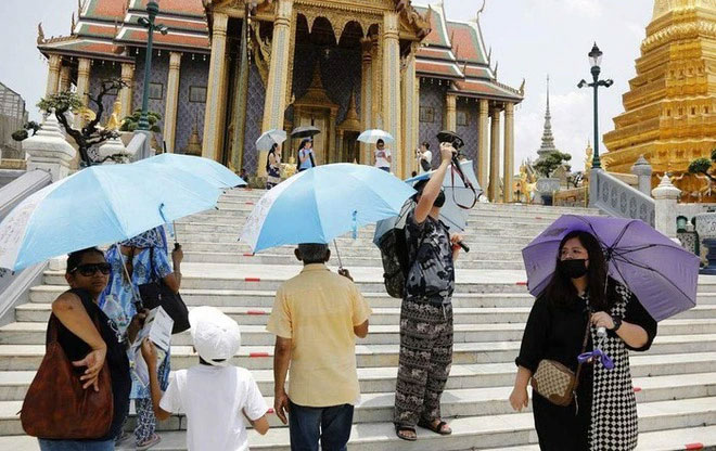 Nắng nóng hoành hành ở châu Á khiến người dân lao đao