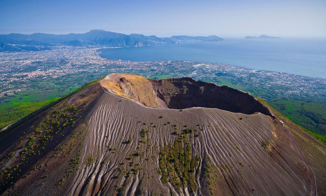 Não người biến thành thủy tinh khi núi lửa phun trào gần Napoli