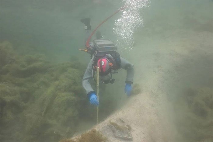 Nạo vét hồ, thợ lặn vô tình phát hiện bí mật 3.000 năm tuổi dưới lớp bùn dày