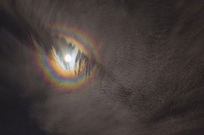 NASA chia sẻ bức ảnh hiếm có về quầng sáng tựa như cầu vồng bao quanh Mặt Trăng