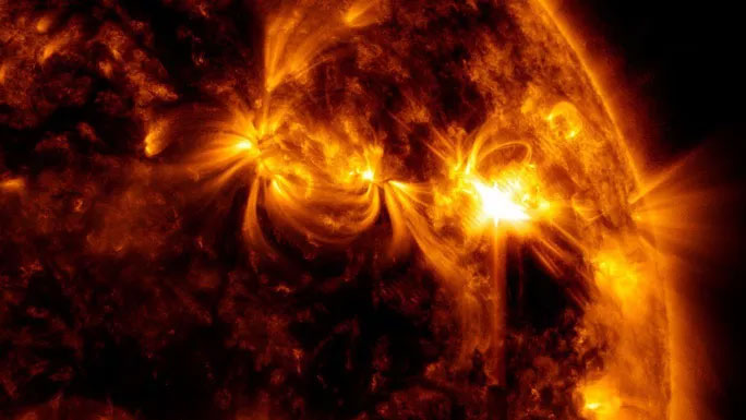 NASA chụp được cảnh tia lửa cuồng nộ từ Mặt trời bắn trúng Trái đất