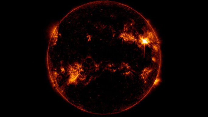 NASA chụp được cảnh tia lửa cuồng nộ từ Mặt trời bắn trúng Trái đất