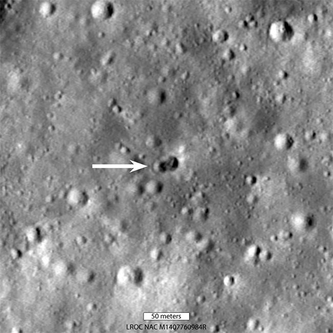 NASA chụp được Mặt trăng thủng lỗ: Nghi do tên lửa Trung Quốc