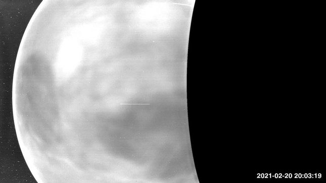 NASA chụp được những hình ảnh tuyệt đẹp đầu tiên về bề mặt sao Kim