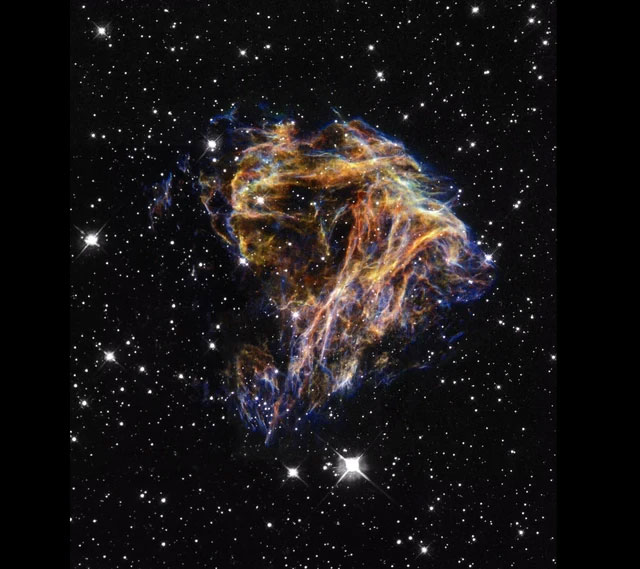 NASA công bố bức ảnh đầu năm mới: Pháo hoa rực sáng giữa vật thể đang lao vào dải Ngân Hà
