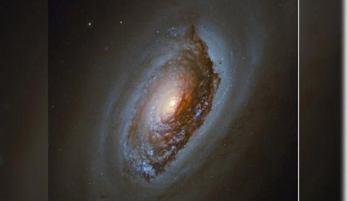 NASA tung hình ảnh kinh ngạc về Thiên hà Mắt quỷ
