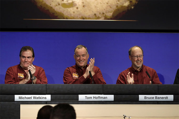 NASA vỡ òa trong giây phút tàu thăm dò InSight đáp xuống sao Hỏa thành công
