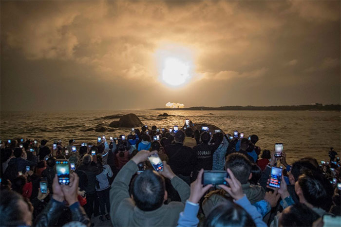 Netizen chia sẻ video Mặt trời nhân tạo được đưa lên bầu trời ở Trung Quốc, sự thật là gì?