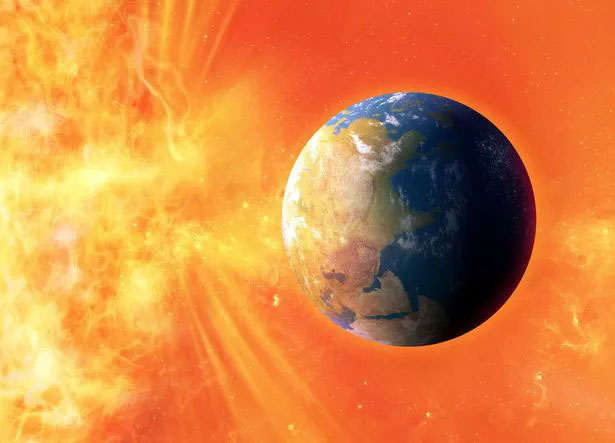 Nếu đổ toàn bộ nước của Trái đất lên Mặt trời, chuyện gì sẽ xảy ra?