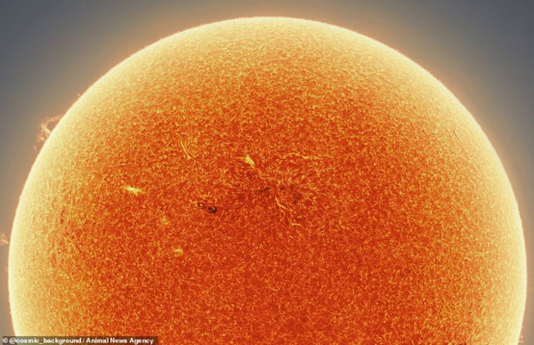 Ngắm bức ảnh rõ nét nhất từ trước đến nay về Mặt trời, kết hợp từ 150.000 bức ảnh riêng lẻ