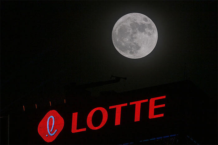 Ngắm hình ảnh kỳ thú khi máy bay xuyên qua siêu trăng từ Hà Nội