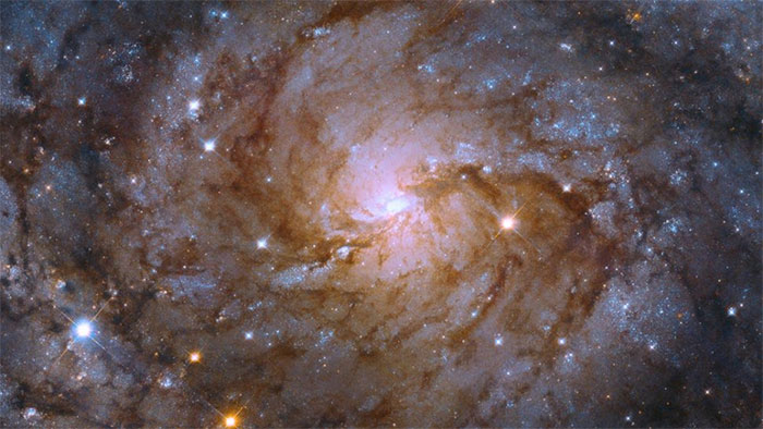 Ngắm nhìn hình ảnh thiên hà ẩn tuyệt đẹp gần Dải Ngân hà