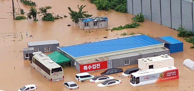 Ngập lụt kinh hoàng ở Hàn Quốc do mưa lớn, nhiều chuyến bay bị huỷ, tàu điện đóng cửa