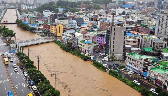 Ngập lụt kinh hoàng ở Hàn Quốc do mưa lớn, nhiều chuyến bay bị huỷ, tàu điện đóng cửa