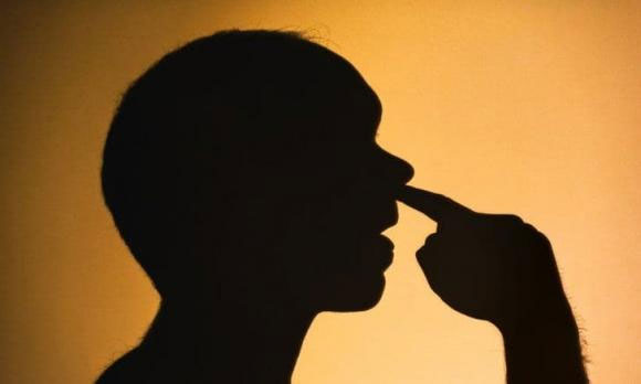 Nghiên cứu cho thấy: Có thể mắc bệnh Alzheimer vì ngoáy mũi