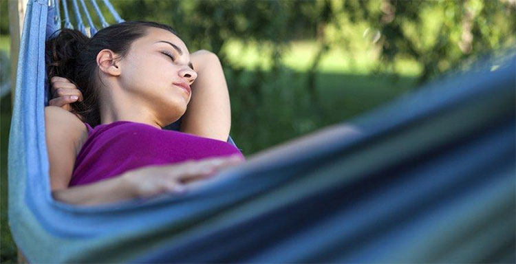 Nghiên cứu: Đung đưa giúp người lớn ngủ ngon hơn, cải thiện trí nhớ