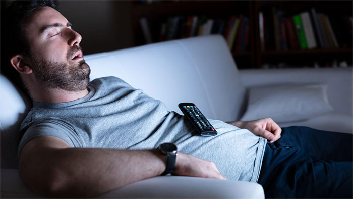 Nghiên cứu gây sốc: Ngủ gật khi xem tivi có thể gây… tử vong sớm