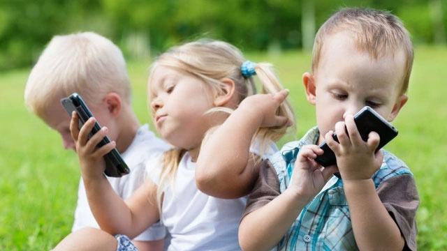 Nghiên cứu mới: Trẻ thiếu tập trung do xem điện thoại quá nhiều