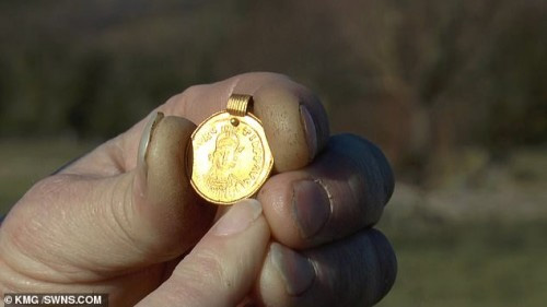 Ngỡ ngàng khi nhặt được mặt dây chuyền vàng 1.500 tuổi trên cánh đồng