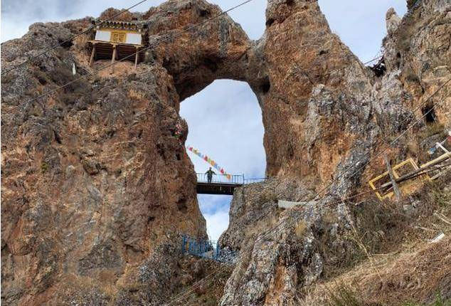 Ngôi chùa bí ẩn nhất Trung Quốc, treo lơ lửng trên vách đá cao 4.800m, đã tồn tại hàng nghìn năm!