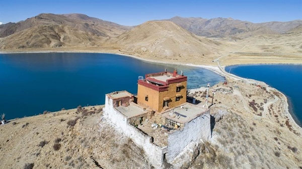 Ngôi chùa bí ẩn ở Tây Tạng, nằm trên hồ thánh là hóa thân con gái Long Vương
