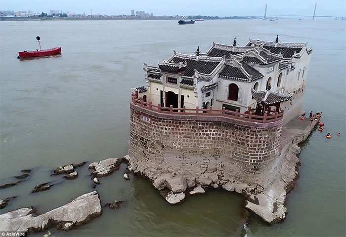 Ngôi chùa cổ 700 tuổi trên sông Dương Tử, vẫn vững chắc qua bao đợt thiên tai