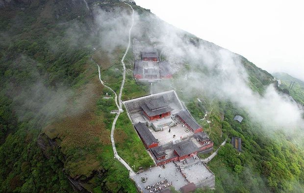 Ngôi chùa nằm trên đỉnh núi tách đôi và những bí ẩn khiến hậu nhân đau đầu