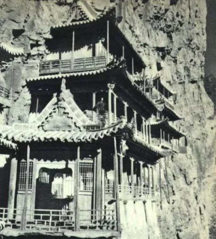 Ngôi chùa nguy hiểm nhất Trung Quốc cheo leo trên vách núi hơn 1.500 năm