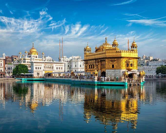 Ngôi đền dát vàng giữa hồ thiêng chữa bách bệnh ở Ấn Độ