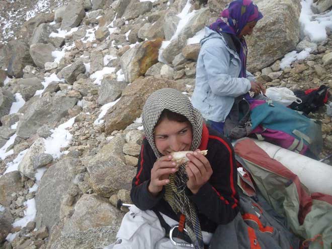 Ngôi làng kỳ lạ tại Pakistan: Phụ nữ muốn leo núi đến kiệt quệ mới thấy hạnh phúc