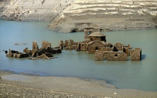 Ngôi làng ma chìm dưới nước bất ngờ nổi lên sau hơn 25 năm biến mất