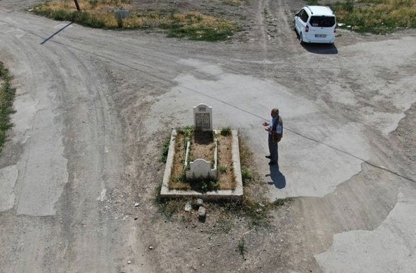 Ngôi mộ bí ẩn nằm chính giữa đường phố ở Thổ Nhĩ Kỳ