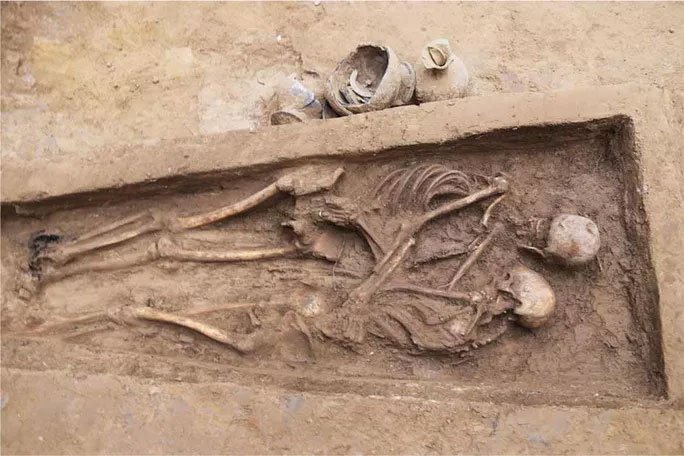 Ngôi mộ cổ lãng mạn nhất thế giới: Cặp đôi ôm chặt nhau suốt 1.600 năm