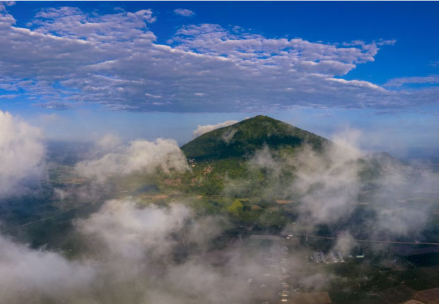 Ngọn núi là nóc nhà Đông Nam Bộ, xuất hiện nhiều điều kỳ ảo: Một bức ảnh vừa được thế giới xếp đứng đầu!