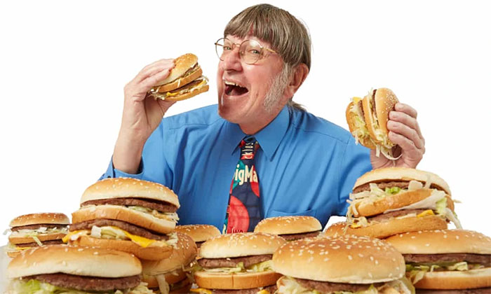 Người đàn ông duy trì kỷ lục thế giới nhờ ăn hamburger mỗi ngày trong hơn nửa thế kỷ