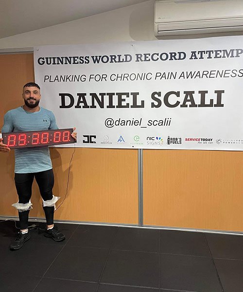 Người đàn ông phá kỷ lục plank lâu nhất thế giới