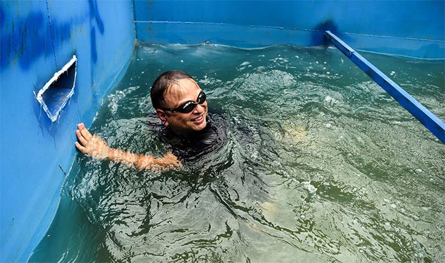 Người Hà Nội ngỡ ngàng khi chuyên gia Nhật Bản tắm trên sông Tô Lịch