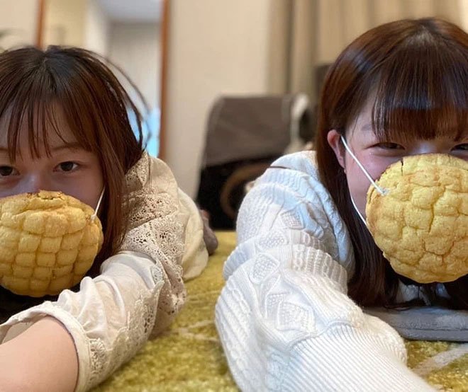 Người Nhật lại có thêm một sáng chế thú vị: Khẩu trang làm từ những chiếc bánh mì dưa gang